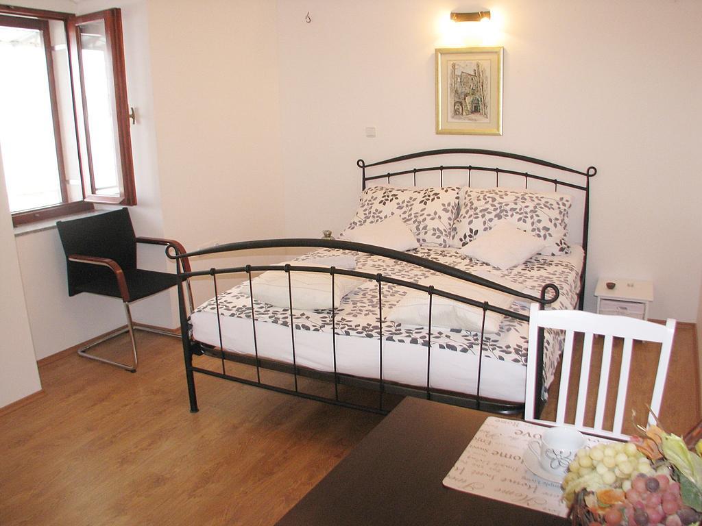 Apartment Noa Kaštel Kambelovac Chambre photo